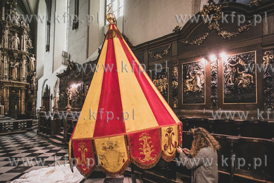 Bazylika św. Mikołaja. Papieski parasol liturgiczny...