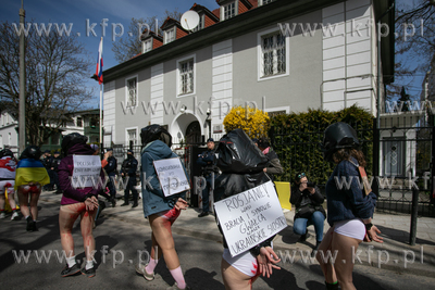 Protest przeciwko wojnie na Ukrainie przed konsulatem...