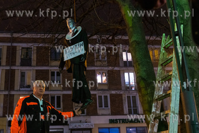 Gdańsk. Kukła Putina zawisła na drzewie przy ul....
