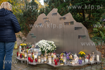 Cmentarz Srebrzysko. Nz. Symboliczny grób tragicznie...