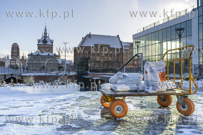 Odśnieżanie placu Forum Gdańsk po opadach śniegu....
