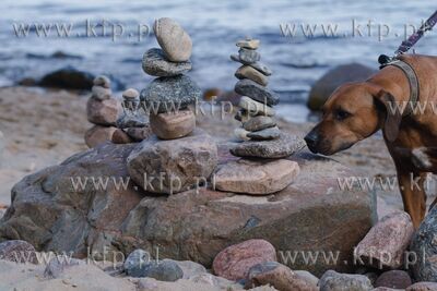 Gdynia Orłowo.  Kopczyki z kamieni ustawione na plaży...