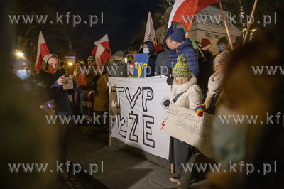 Gdańsk Śródmieście. Manifestacja w obronie TVN...