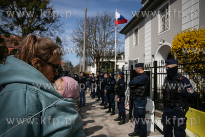 Protest przeciwko wojnie na Ukrainie przed konsulatem...