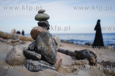 Gdynia Orłowo.  Kopczyki z kamieni ustawione na plaży...