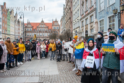 Gdańsk, ul. Długa. Antywojenna manifestacja Białorusinów...