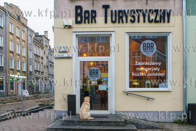 Gdańsk, ul. Szeroka. Pies czeka pod drzwiami Baru...