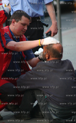 Ratownicy medyczni udzielaja pomocy bezdomnemu, na...