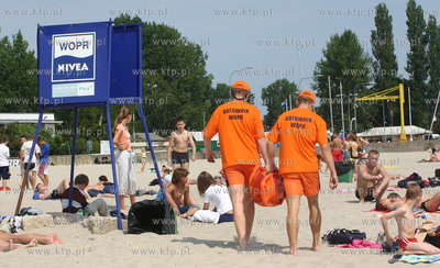 Ratownik pilnujacy plazowiczow kapiocych sie w morzu...