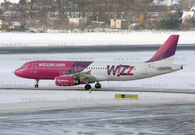 Gdansk, Rebiechowo. Zima na lotnisku. Nz. Airbus A320-233...