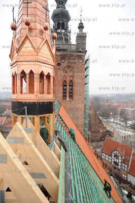 Kosciol sw. Katarzyny, Gdansk. Instalacja sygnaturki...