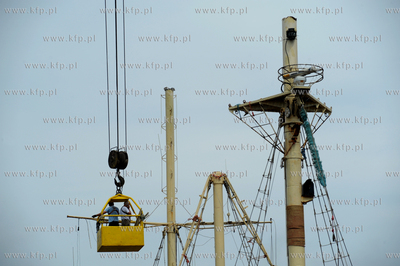 Gdansk. Stocznia Remontowa. Naprawa polamanych masztow...