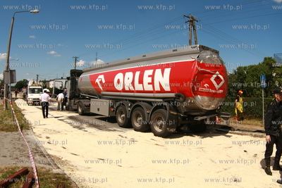 Mosty kolo Leborka. Pociag SKM uderzyl w cysterne....