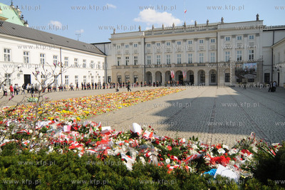 Warszawa. Trwa zaloba narodowa po katastrofie prezydenckiego...