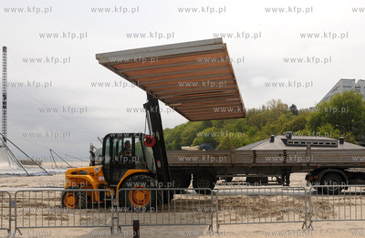 Na plazy w Srodmiesciu Gdyni ruszyl montaz gigantycznego...