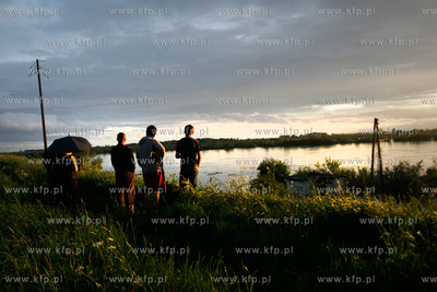 Wzebrana Wisla w miejscowosci Dworz. 24.05.2010 fot....