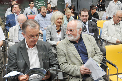 Hale dawnej zajezdni autobusowej w Gdyni. Uroczyste...