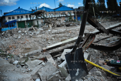 Rozbiorka zabytkowych hali Stoczni Gdanskiej, tereny...