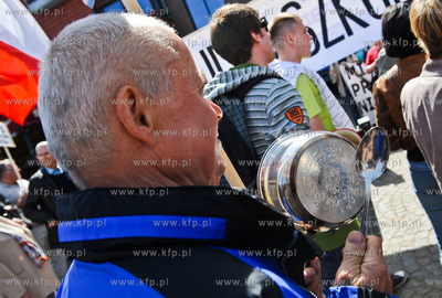 Gdansk. Plac przed City Forum. Protest ok 200 osob...