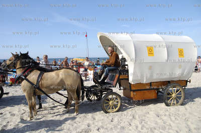 Ustka. Jan Holewik z Katowic przyjechal do Ustki bryczka...