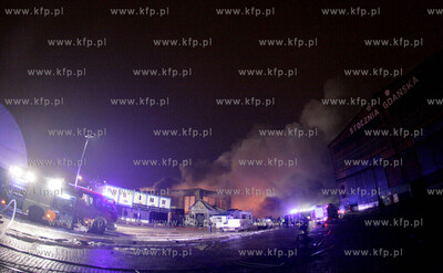 Gdansk. Pozar znajdujacej sie na terenie Stoczni Gdanskiej...