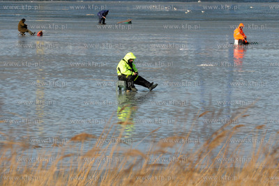 Wedkarze podlodowi lowia ryby w przereblach w okolicy...