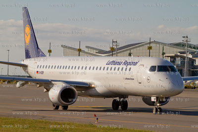 Gdansk,Rebiechowo. Nz. Embraer linii Lufthansa.
02.09.2012
fot....