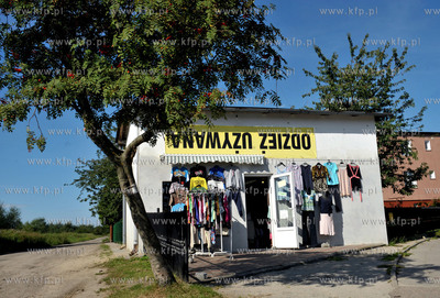 Zukowo. Sklep z odzieza uzywana na rogu ul.Ksiazat...