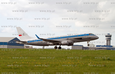 Na gdanskim lotnisku wyladowal  Embraer 175 Polskich...