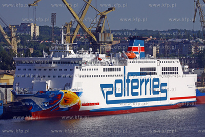 Prom Mazovia nalezaca do linii Polferries z grafika...