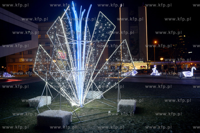 Gdynia. Swiateczne iluminacje przed Gdynskim Centrum...