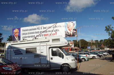 Antoni Fila z kolejnym banerem pod siedzibą prokuratury...