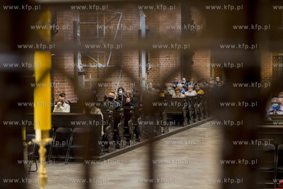 Pierwsza niedziela kiedy obowiązuje  limit osób w...