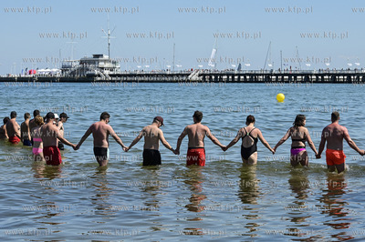 Sopot. Plaza. Okolo godz 13 do morza na wysokosci wejscia...