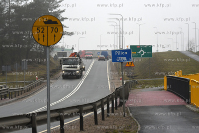 Znak drogowy wojskowy W-5. Umieszcza się go w pobliżu...