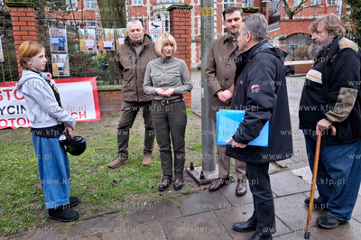 Protest mieszkańców Sulmina przed siedzibą Regionalnej...