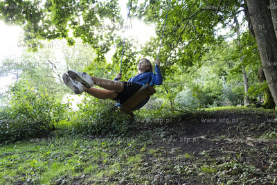 Huśtawka w parku w Rekcinie w gminie wiejskiej Pruszcz...
