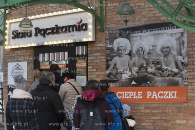 Gdańsk, Podwale Staromiejskie. Kolejka po ciepłe...