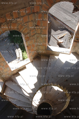 Wnetrze zamku w Lapalicach, polozonego miedzy Chmielnem...