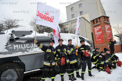 Pikieta sluzb mundurowych w Gdansku, przeciwko projektowi...