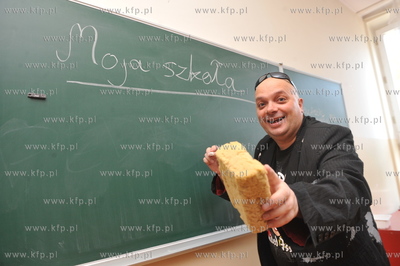 Krzysztof Skiba odwiedzil Szkole Podstawowa nr 50 im....