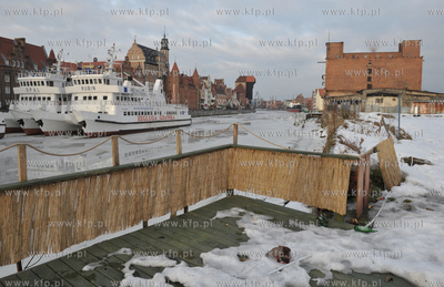 Gdansk. Wyspa Spichrzow. Nz. widok na Motlawe z zacumowanymi...
