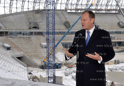 Konferencja prasowa premiera Donalda Tuska na stadionie...