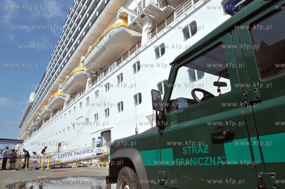 Statek wycieczkowy Costa Pacifica plywajacy pod wloska...