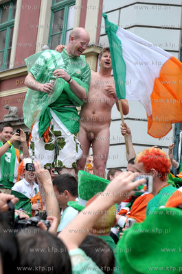Gdansk, Dlugi Targ. Irlandzcy i hiszpanscy kibice bawia...
