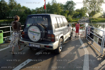Rzeczny prom samochodowy na rzece Nogat w Kepinach...