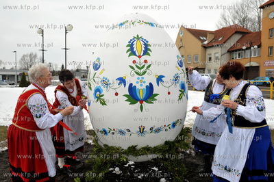 Wielkanocna dwumetrowa pisanka w Zukowie na Kaszubach....