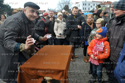 Gdanska Parada Niepodleglosci. Inscenizacja gry w trzy...