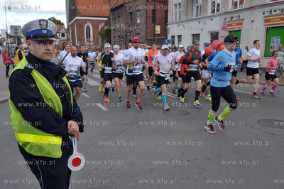II PZU Gdansk Maraton.  Zawodnicy na skrzyzowaniu ul.Podwale...