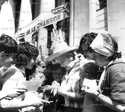 Hanna Bielicka rozdaje autografy przed Grand Hotelem...